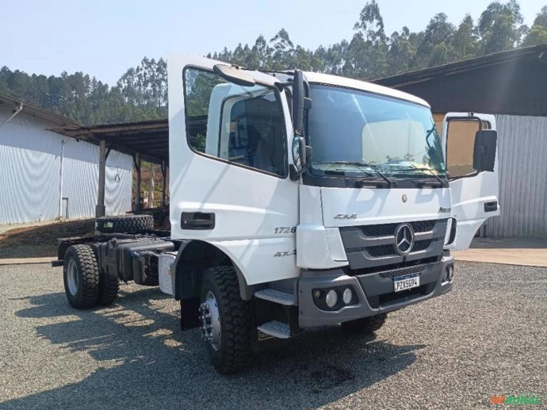 Caminhões Mercedes Benz Atego 1726 4x4 – 2017 Imagem Caminhões Mercedes Benz Atego 1726 4x4 – 2017