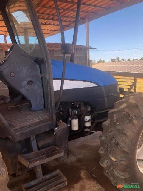 Trator New Holland TL 85 - 4x4 Imagem Trator New Holland TL 85 - 4x4