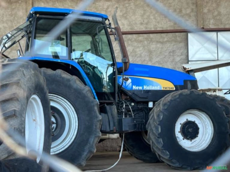 Trator New Holland TM7040 4x4 ano 2010 com pneus duplados Imagem Trator New Holland TM7040 4x4 ano 2010 com pneus duplados