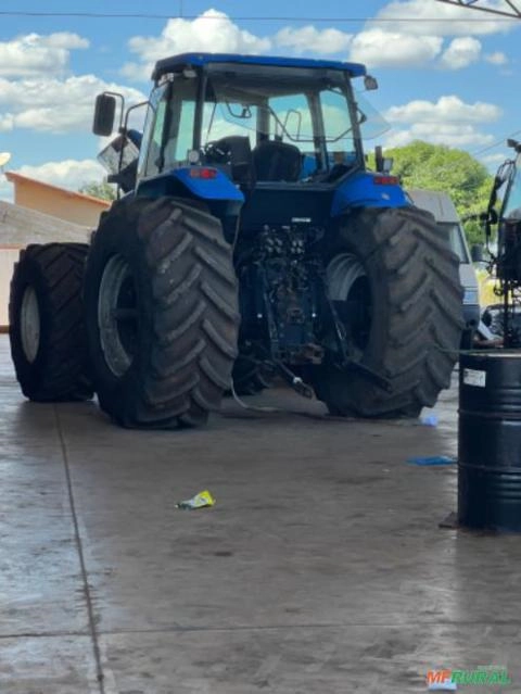 Imagem Trator New Holland TM7040 4x4 ano 2010 com pneus duplados Imagem Trator New Holland TM7040 4x4 ano 2010 com pneus duplados