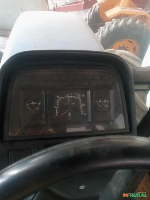 Imagem Trator New Holland TM7040 4x4 ano 2010 com pneus duplados Imagem Trator New Holland TM7040 4x4 ano 2010 com pneus duplados