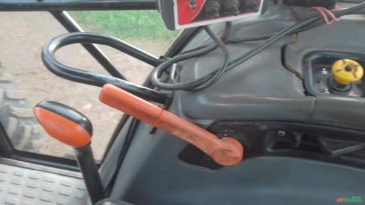 Imagem Trator New Holland TL 100 ano 2000 Imagem Trator New Holland TL 100 ano 2000