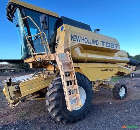 Colheitadeira New Holland TC 57 ano 2002 Imagem Colheitadeira New Holland TC 57 ano 2002