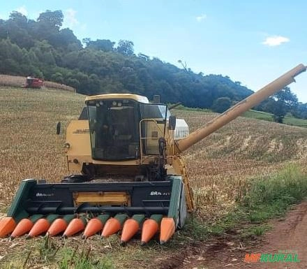 Colheitadeira New Holland TC57 ano 2002 Imagem Colheitadeira New Holland TC57 ano 2002