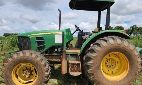 Trator John Deere 6110E ano 2013 Imagem Trator John Deere 6110E ano 2013