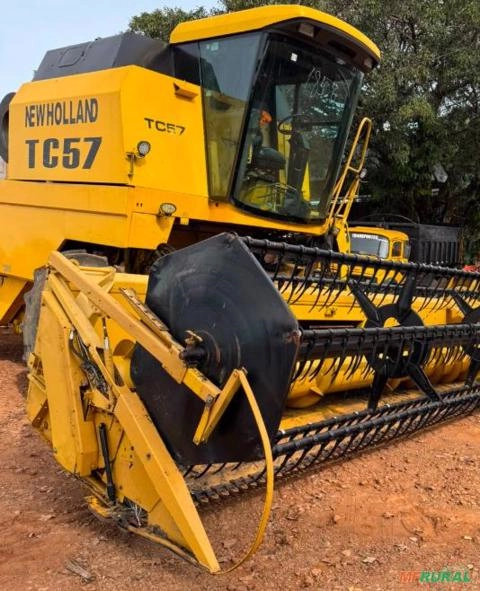 Colheitadeira New Holland TC57 ano 1997 Imagem Colheitadeira New Holland TC57 ano 1997