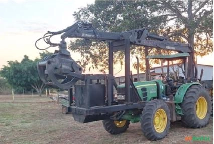 Trator JOHN DEERE 6125J 4x4 com grua florestal da marca IMAP 7.5 Imagem Trator JOHN DEERE 6125J 4x4 com grua florestal da marca IMAP 7.5