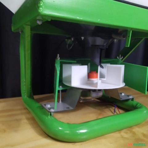 Imagem Semeadeira Adubadeira Elétrica 125 Litros com Regulagem do Leque Imagem Semeadeira Adubadeira Elétrica 125 Litros com Regulagem do Leque