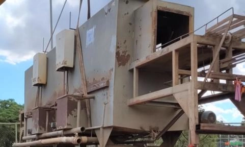 Lavadora automática de caixas plásticas e outros. Imagem Lavadora automática de caixas plásticas e outros.