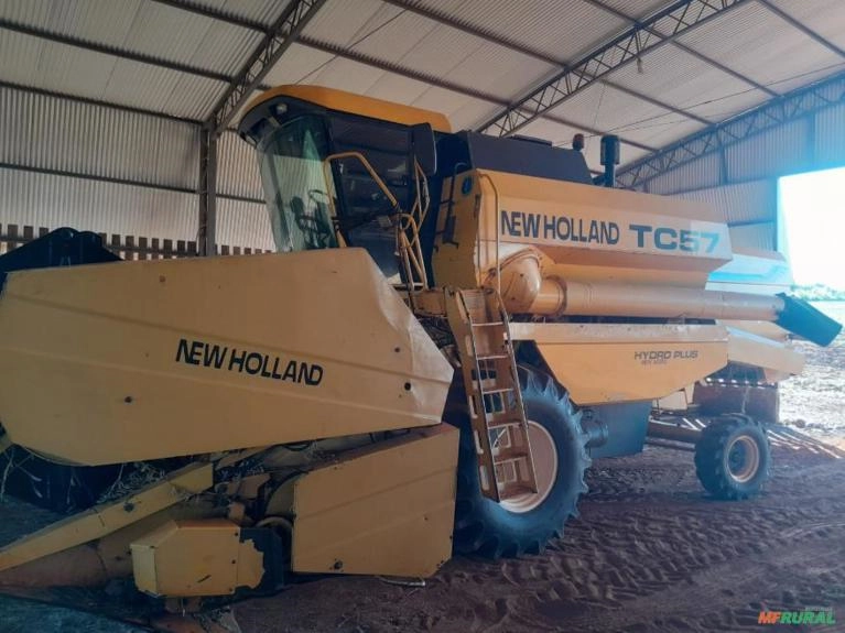 Colheitadeira New Holland TC 57 Hydro Plus Imagem Colheitadeira New Holland TC 57 Hydro Plus