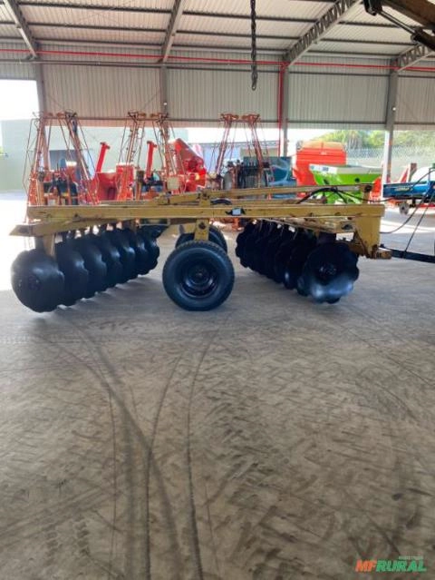 GRADE ARADORA DE 14 DISCOS 32 POLEGADAS 340MM DE ESPAÇAMENTO TATU USADA Imagem GRADE ARADORA DE 14 DISCOS 32 POLEGADAS 340MM DE ESPAÇAMENTO TATU USADA