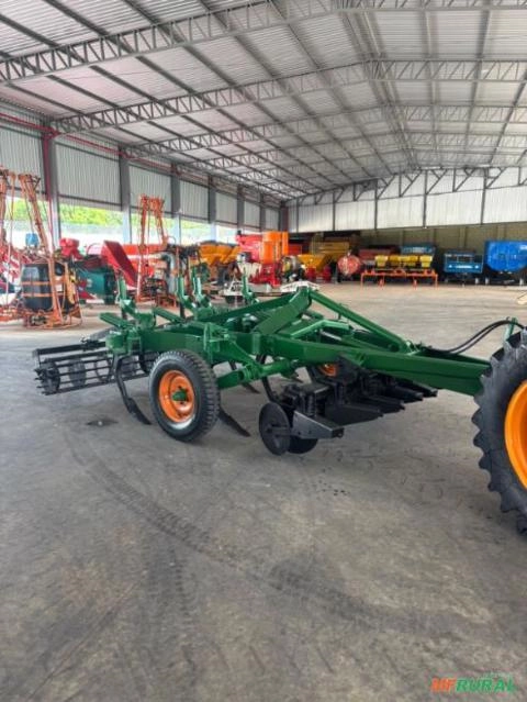 SUBSOLADOR STARA DE ARRASTO 7 HASTES COM DISCOS DE CORTE E ROLO DESTORRADOR Imagem SUBSOLADOR STARA DE ARRASTO 7 HASTES COM DISCOS DE CORTE E ROLO DESTORRADOR