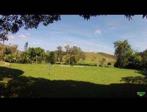 Fazenda com hotel e pesque e pague em atividade.