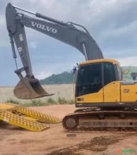 Escavadeira Volvo EC220D ano 2016 com 8750 horas