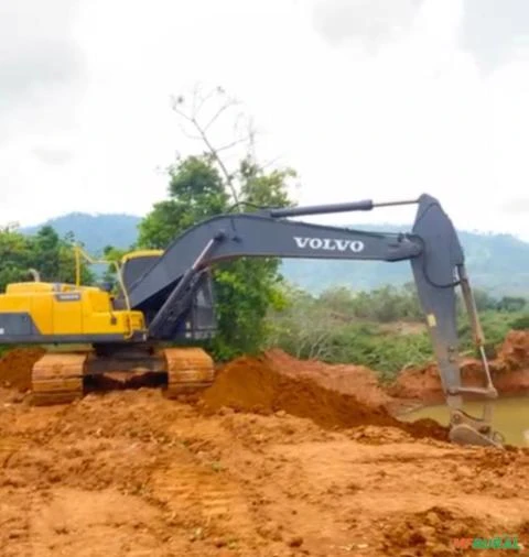 Escavadeira Volvo EC220D ano 2016 com 8750 horas