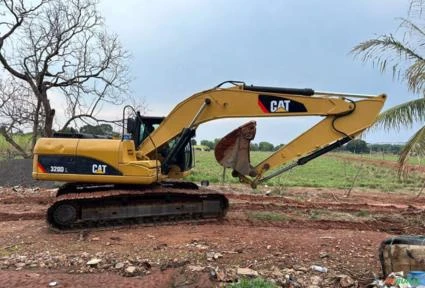 Escavadeira Caterpillar 320DL ano 2010 com 8000 horas