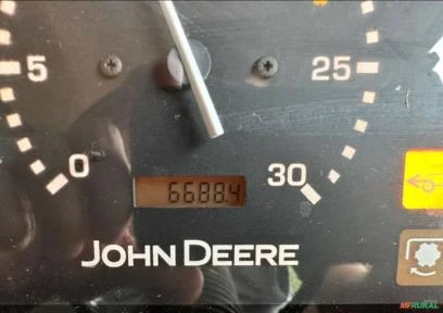 Trator Jhon Deere 6110J ano 2014, 4x4, com 6700 horas