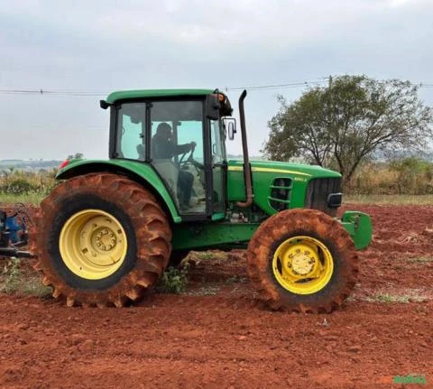 Trator Jhon Deere 6110J ano 2014, 4x4, com 6700 horas