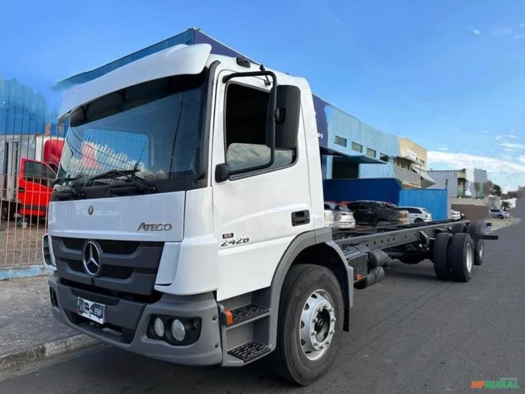 MB Atego 2426 ano 2013, 6x2, reduzido