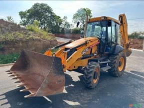 Retroescavadeira JCB 3CX ano 2013, com ar condicionado e 8200 horas