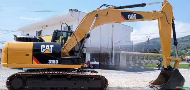 Escavadeira Caterpillar 318 D2L ano 2018, com 6600 horas