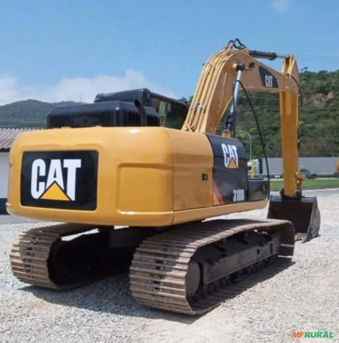 Escavadeira Caterpillar 318 D2L ano 2018, com 6600 horas