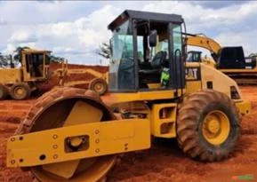 Rolo Compactador Caterpillar CP-533E ano 2011, com 3200 horas