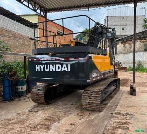 Escavadeira Hyundai 220 LC ano 2020 com 7700 horas