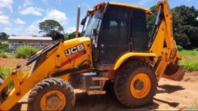 Retroescavadeira JCB 3CX ano 2022, 4x4, ar condicionado e média de 1500 horas