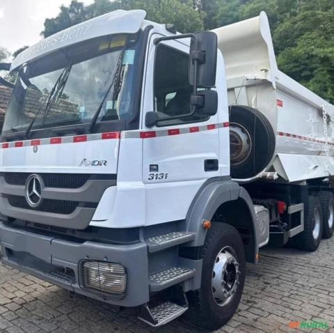MB Axor 3131 ano 2019/20 com caçamba Rossetti meia cana de 16 ㎥ Imagem MB Axor 3131 ano 2019/20 com caçamba Rossetti meia cana de 16 ㎥