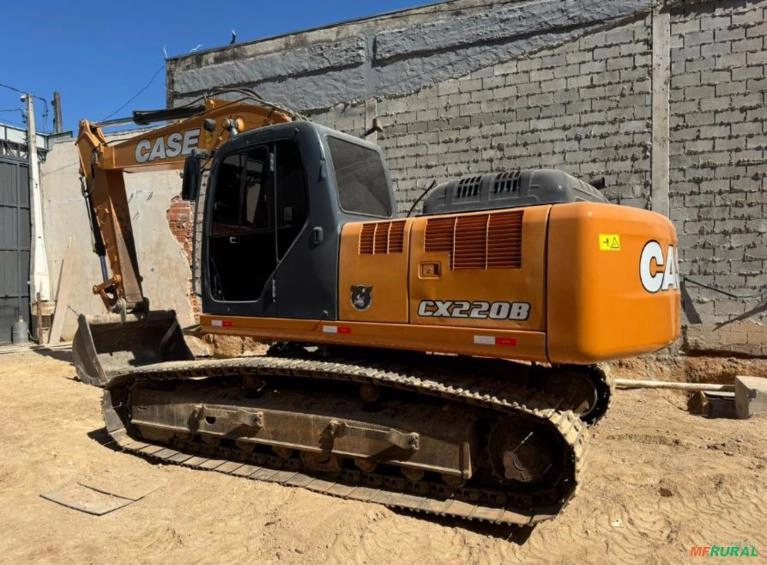 Escavadeira Case CX220 ano 2013 com 6800 horas Imagem Escavadeira Case CX220 ano 2013 com 6800 horas