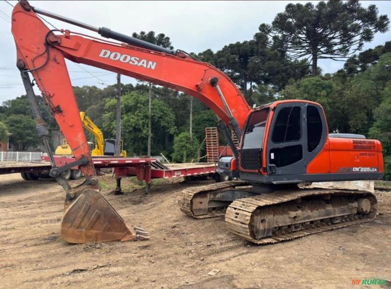 Escavadeira Doosan DX225 LCA ano 2015 com 17.000 horas Imagem Escavadeira Doosan DX225 LCA ano 2015 com 17.000 horas