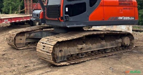 Imagem Escavadeira Doosan DX225 LCA ano 2015 com 17.000 horas Imagem Escavadeira Doosan DX225 LCA ano 2015 com 17.000 horas