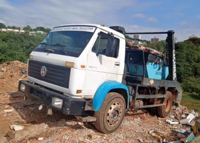 Caminhão Volkswagen VW 16-170 ano 2000 com Poliguindaste Imagem Caminhão Volkswagen VW 16-170 ano 2000 com Poliguindaste