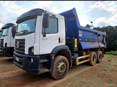Caminhão Volkswagen VW 31.330 ano 2022, 6x4, com caçamba Rossetti meia cana de 14 ㎥ Imagem Caminhão Volkswagen VW 31.330 ano 2022, 6x4, com caçamba Rossetti meia cana de 14 ㎥