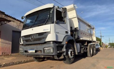 Caminhão Mercedes Benz MB Axor 3131 ano 2014, 6x4, com caçamba Rossetti meia cana de 14 ㎥ Imagem Caminhão Mercedes Benz MB Axor 3131 ano 2014, 6x4, com caçamba Rossetti meia cana de 14 ㎥