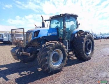 Trator New Holland T7.240 Ano 2014, 4x4, com 25.560 horas Imagem Trator New Holland T7.240 Ano 2014, 4x4, com 25.560 horas