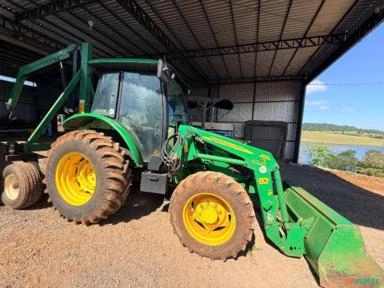 Trator John Deere 5080 com Concha, Cabine e Guincho Big Bag – 1.250 Horas Imagem Trator John Deere 5080 com Concha, Cabine e Guincho Big Bag – 1.250 Horas