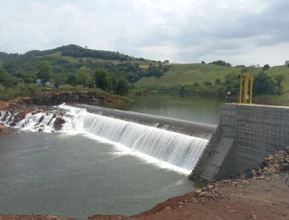 Cotas de usinas hidrelétricas ( pchs e cghs ) em funcionamento, construção e projetos