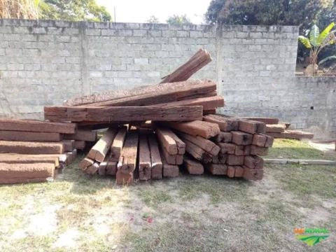 DORMENTES de madeira de lei, com 2,80m sendo 3 e 4 faces Imagem DORMENTES de madeira de lei, com 2,80m sendo 3 e 4 faces