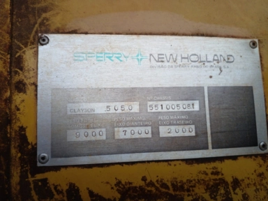 Imagem Colheitadeira New Holland TC 5050 com plataforma de soja e milho Imagem Colheitadeira New Holland TC 5050 com plataforma de soja e milho