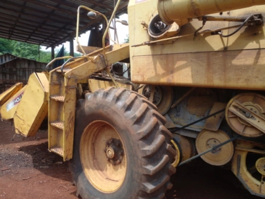 Imagem Colheitadeira New Holland TC 5050 com plataforma de soja e milho Imagem Colheitadeira New Holland TC 5050 com plataforma de soja e milho