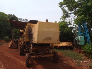 Imagem Colheitadeira New Holland TC 5050 com plataforma de soja e milho Imagem Colheitadeira New Holland TC 5050 com plataforma de soja e milho