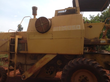 Imagem Colheitadeira New Holland TC 5050 com plataforma de soja e milho Imagem Colheitadeira New Holland TC 5050 com plataforma de soja e milho