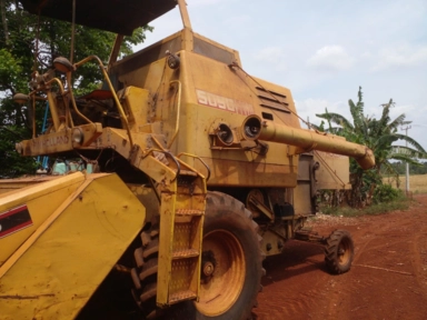 Imagem Colheitadeira New Holland TC 5050 com plataforma de soja e milho Imagem Colheitadeira New Holland TC 5050 com plataforma de soja e milho