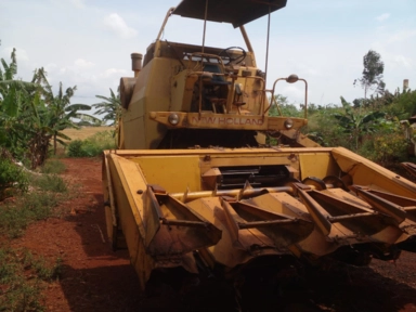 Imagem Colheitadeira New Holland TC 5050 com plataforma de soja e milho Imagem Colheitadeira New Holland TC 5050 com plataforma de soja e milho