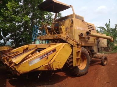 Colheitadeira New Holland TC 5050 com plataforma de soja e milho Imagem Colheitadeira New Holland TC 5050 com plataforma de soja e milho