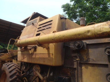 Imagem Colheitadeira New Holland TC 5050 com plataforma de soja e milho Imagem Colheitadeira New Holland TC 5050 com plataforma de soja e milho