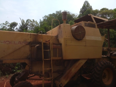 Imagem Colheitadeira New Holland TC 5050 com plataforma de soja e milho Imagem Colheitadeira New Holland TC 5050 com plataforma de soja e milho