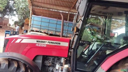 Imagem Trator Massey Ferguson 4292 - Ano 2013 - Cabinado Imagem Trator Massey Ferguson 4292 - Ano 2013 - Cabinado